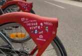 Autocollants contre l’avortement sur les vélos en libre-service : JCDecaux et Lyon portent plainte