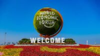 Le Davos d’été se tient en Chine (communiste) : Klaus Schwab et Li Qiang sur la même longueur d’onde