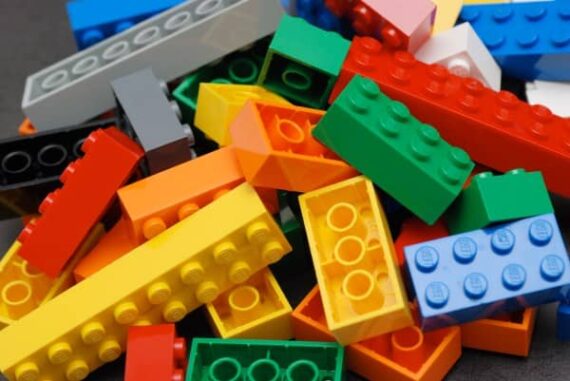 briques écolo trop polluantes : le pétrole, c’est mieux ! Lego-briques-ecolo-petrole-e1695822202237
