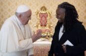 En visite au Vatican, Whoopi Goldberg a kiffé François