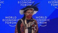 Une chamane à Davos et son incantation à la « Terre-Mère »