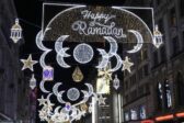 A Pâques, le West End de Londres couvert d’illuminations de ramadan