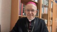 Mgr Athanasius Schneider dit à propos du pape et de “Fiducia supplicans” : « L’empereur est nu »