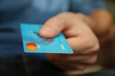 Un policier britannique de haut rang ne signale pas le vol de la carte de crédit de sa femme car le voleur dépense moins