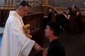 La Vidéo : Un prêtre refuse la communion à un catholique à genoux