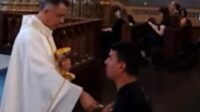 prêtre refuse communion genoux