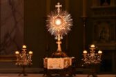 Carême 2025 : et si nous prenions l’engagement de l’adoration eucharistique ?