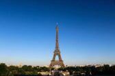 A la tour Eiffel, la police attaquée par les vendeurs à la sauvette fuit