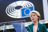 Pfizer : carton orange foncé pour Von der Leyen