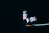 Un ancien ministre japonais accuse le vaccin covid de son cancer