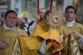 Los Angeles : une procession eucharistique au cœur des émeutes
