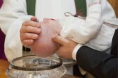 Mathilde Panot s’attaque au baptême