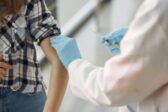 Un avocat demande l’arrêt des vaccins à ARN messager auto-amplifiant