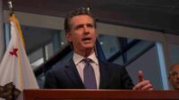 Le Démocrate Gavin Newsom ne sait pas si huit ans est trop jeune pour changer de genre
