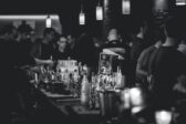 Un bar gay de LA poursuivi par une serveuse hétéro pour discrimination
