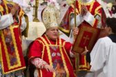 Le cardinal Burke vante la liturgie traditionnelle et déplore l’affadissement de la nouvelle messe