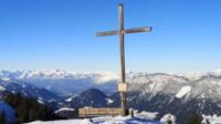 Une croix vandalisée au sommet du Basodino