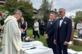 Un prêtre catholique utilise un rituel protestant pour bénir un couple homosexuel