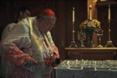 Consécration de nombreuses pierres d’autel par le cardinal Burke Consécration de nombreuses pierres d’autel par le cardinal Burke