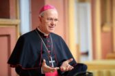 Mgr Schneider rappelle que les catholiques doivent adorer le Christ