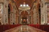 Un homme urine sur l’autel de Saint-Pierre de Rome