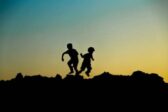 Plus de 1.700 prédateurs travaillaient au contact d’enfants