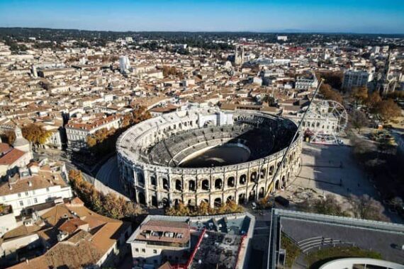 jeunes cagoulés attaquent tram-bus