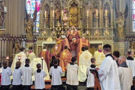 Eijk messe pontificale traditionnelle