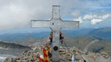 Aneto croix Pyrénées vandalisée
