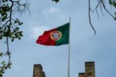 Plus de drapeaux idéologiques sur les monuments publics au Portugal