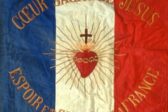 Oui au voile, non au Sacré-Coeur sur drapeau bleu-blanc-rouge