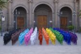 Aux Canaries, 500 nus peints en arc-en-ciel devant la cathédrale