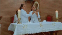femmes autel sainte communion