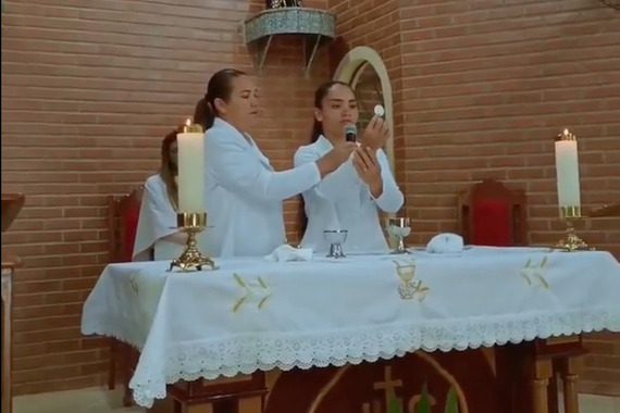 femmes autel sainte communion