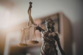 Deux homosexuels en couple poursuivent leur mère porteuse pour refus d’IVG