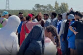 Des clowns pour les migrants à Loon-Plage