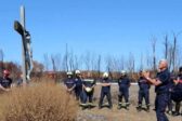 Les pompiers polynésiens se recueillent devant le calvaire de Saumos