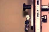 Un propriétaire contraint de squatter sa maison pour la récupérer