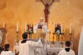 Au Vietnam, la messe traditionnelle en vogue chez les jeunes Au Vietnam, la messe traditionnelle en vogue chez les jeunes