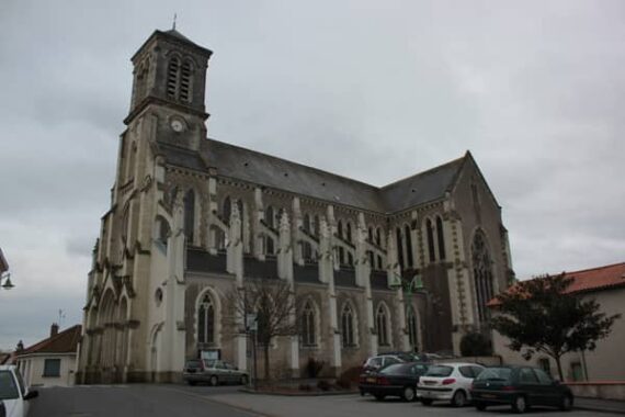 Loire-Atlantique sauver église rasant
